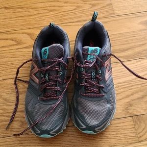 Women's tennis shoes